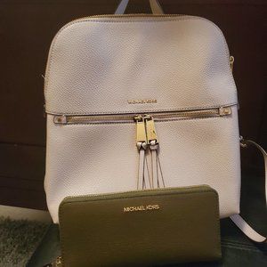 Michael Kors booking purse and wallet